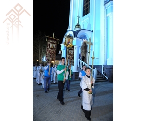 В пасхальную ночь вокруг Покровско-Татианинского собора прошел Крестный ход