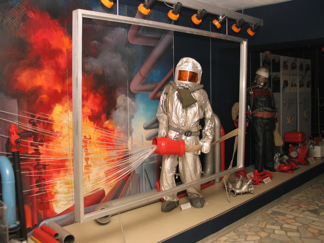 В зале техники можно изучить боевую экипировку пожарных 