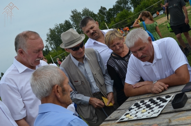Канашский турнир по шашкам (Юрий Попов – крайний слева, Кияметдин Мифтахутдинов – крайний справа)