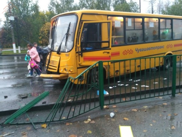 К счастью, автобус врезался в столб, а не в людей на остановке