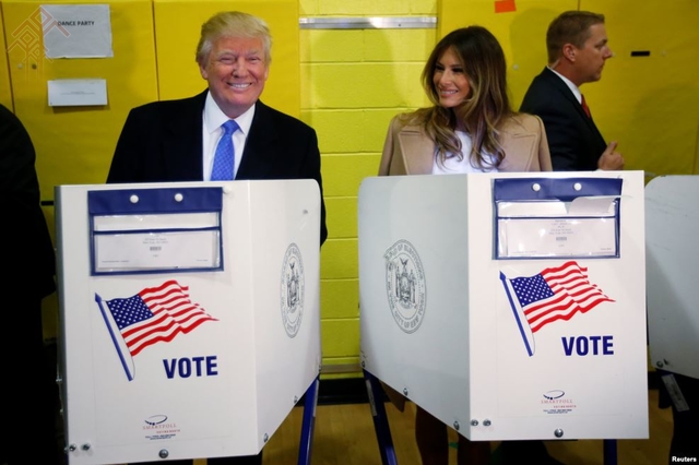 Дональд Трамп и его третья жена словенская модель Мелания Кнаусс голосуют на президентских выборах в Нью-Йорке 8 ноября 2016 года