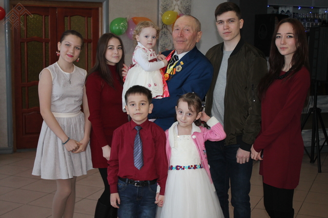 Юбиляр Александр Салмин с внуками