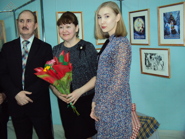 Семья Галошевых на вернисаже в Музее чувашской вышивки. Фото автора.