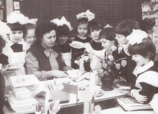 А.П. Песина со своими учениками чебоксарской средней школы № 2. 1989 год