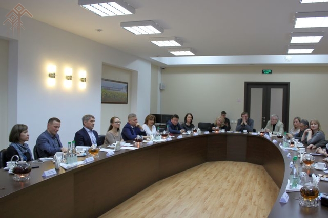 Фото с неформальной встречи Николаева с представителями СМИ